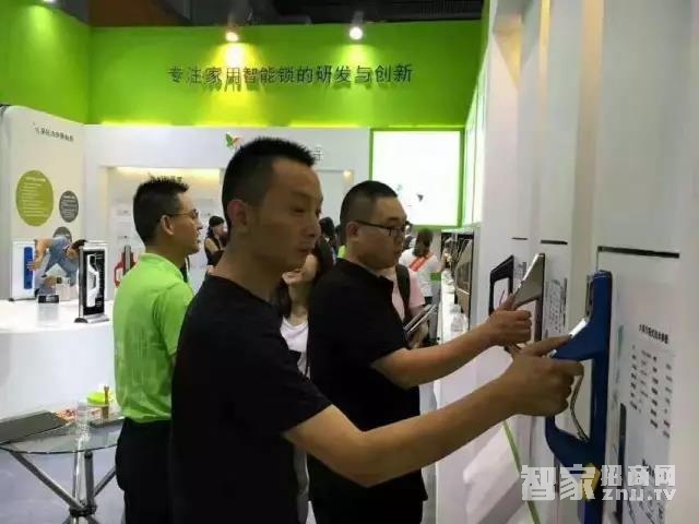 六孚智能锁在广州博览会展示独特功能，让人驻足忘返